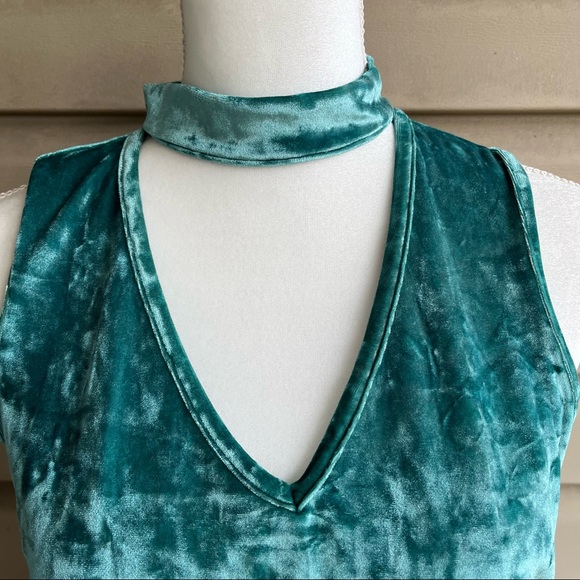 •Candie’s• Green Crushed Velvet Sleeveless Top - Size Medium - Picture 3 of 8